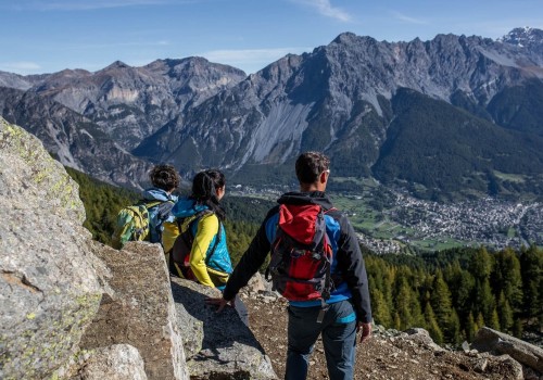 Escursionisti con zaini osservano un panorama montano mozzafiato.